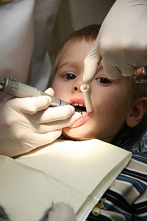 child-dentistiStock_000002573847Small